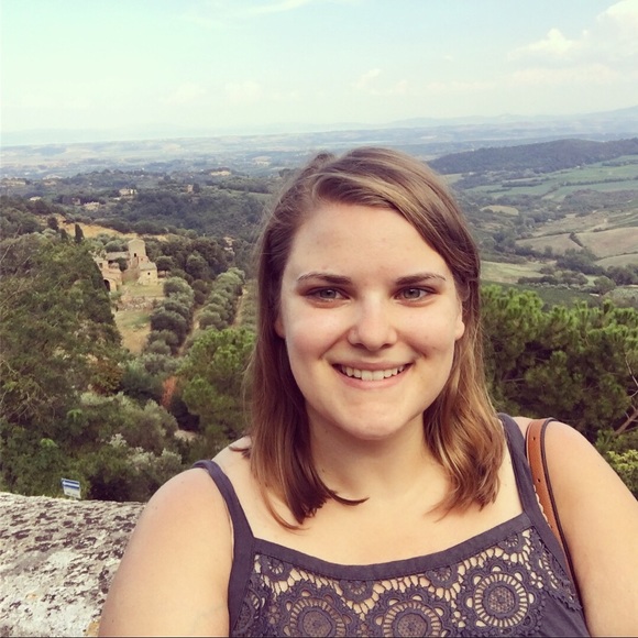 Meet your posher, Sophia! 💚 - Picture 4 of 8